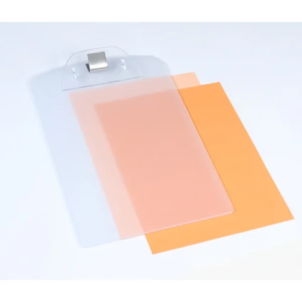 Tabla de plástico con clip para documentos.