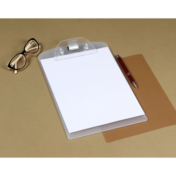 Tabla de plástico con clip para documentos.