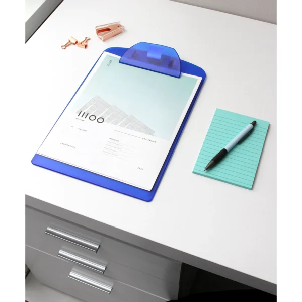 Tabla de plástico con clip para documentos.