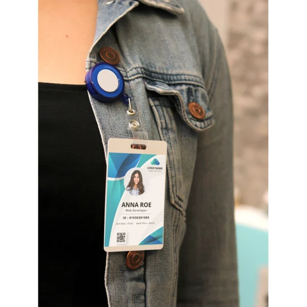 Porta gafete translúcido.