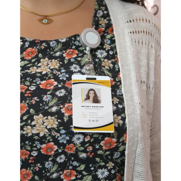 Porta gafete sólido.