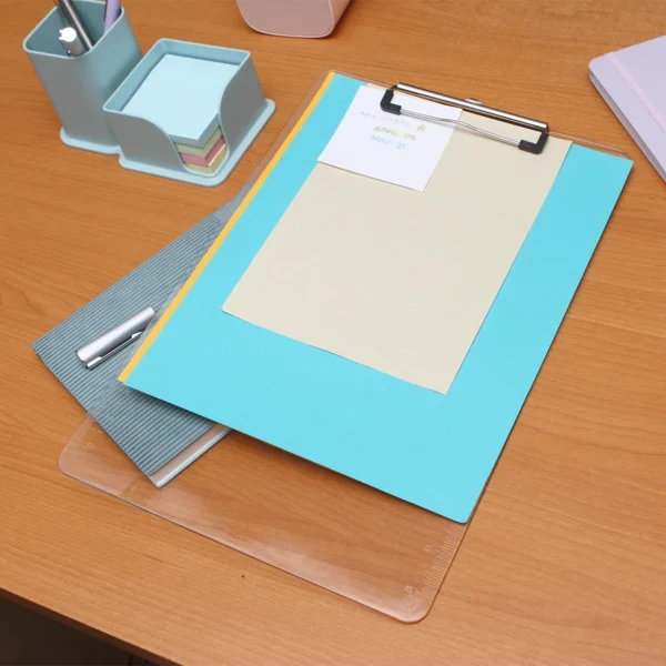 Tabla de plástico para documentos.