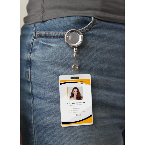 Porta gafete metálico.