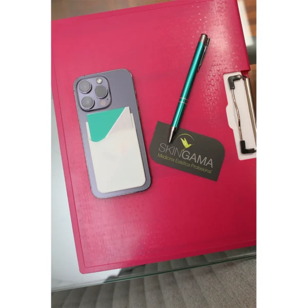 Porta tarjetas para celular.