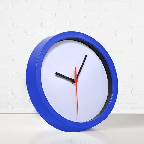 Reloj de pared de plástico.