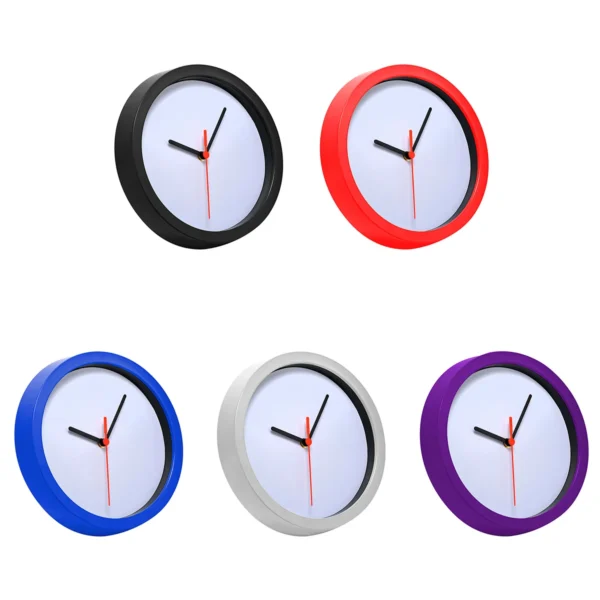 Reloj de pared de plástico.